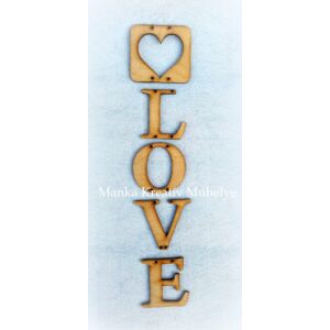 Natúr fa - Love felirat betűkből szívvel